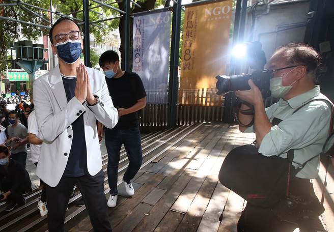 前新北市長朱立倫（左）20日表示，黨主席扮演的是總教練的角色，推出最強候選人是必要的責任。（范揚光攝）