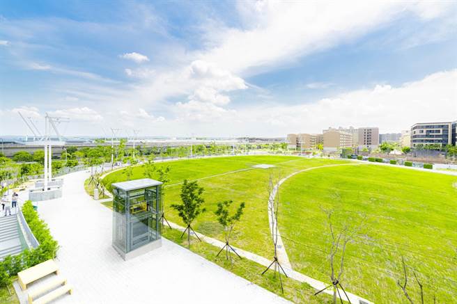 桃园流行音乐露天剧场自2019年12月开工后，2021年6月正式完工更命名「桃园阳光剧场」，桃园市长郑文灿指出，该剧场最高可容纳1万5千名观眾。（新闻处提供／萧灵玺桃园传真）