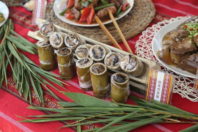 『前进復兴，原食崛起』除了从原始取材，结合原住民风味食材、原味呈现的”原”食飨宴，享受舌尖绝佳味蕾。同时还有泰雅纹面、多样手作DIY、迎宾泰雅歌舞带动跳体验，丰富的部落文化旅程。(戴志扬翻摄)