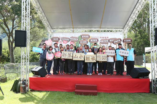 桃园市政府原住民族行政局局长林日龙、復兴区区长游正英、风景区管理处处长廖育仪、陈瑛议员等眾位贵宾到场出席，并匯集十个泰雅部落代表共襄盛举，同时邀请旅行业相关业者到场一同交流，为疫后安心旅游做足准备，共同促进旅游市场创新发展。(戴志扬翻摄)