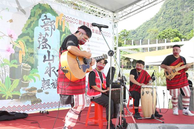 『前进復兴，原食崛起』除了从原始取材，结合原住民风味食材、原味呈现的”原”食飨宴，享受舌尖绝佳味蕾。同时还有泰雅纹面、多样手作DIY、迎宾泰雅歌舞带动跳体验，丰富的部落文化旅程。(戴志扬翻摄)