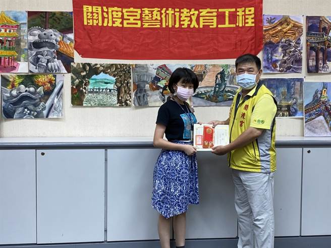 中国时报、关渡宫和台北市立大学视觉艺术系共同主办的「关渡宫艺术教育工程－大师系列夏令营」在8月20日结业，关渡官常务董事潘建荣（右）到场颁发奖状表扬，学员尤俐棋（左）4天学习表现优异。（吴灯载摄）
