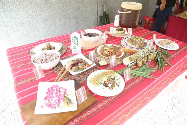 『前进復兴，原食崛起』除了从原始取材，结合原住民风味食材、原味呈现的”原”食飨宴，享受舌尖绝佳味蕾。同时还有泰雅纹面、多样手作DIY、迎宾泰雅歌舞带动跳体验，丰富的部落文化旅程。(戴志扬翻摄)