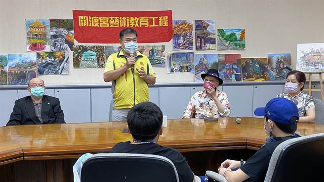 中国时报、关渡宫和台北市立大学视觉艺术系共同主办的「关渡宫艺术教育工程－大师系列夏令营」在8月20日结业，关渡官常务董事潘建荣到场颁发奖状表扬。（吴灯载摄）