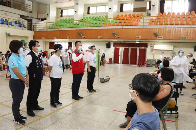 嘉义县长翁章梁日前视察嘉县国中小教职员工打疫苗。（嘉义县政府提供／张亦惠嘉县传真）