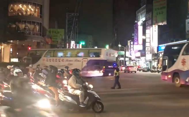 新竹市交通警察若常站竹科附近光復介寿路口指挥交通，还会被称作为光復帮。（新竹市警局提供／邱立雅竹市传真）