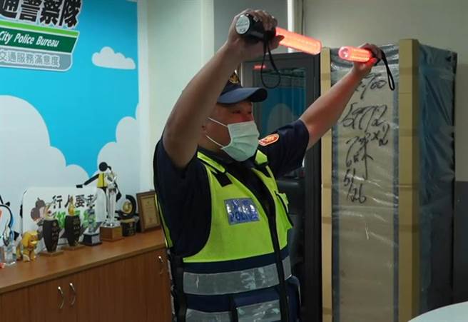 新竹市交通警察在竹科尖峰时段为疏导车潮，会在路口高呼「摩托车往前」，也成了竹科人生活的一部分。（新竹市警局提供／邱立雅竹市传真）