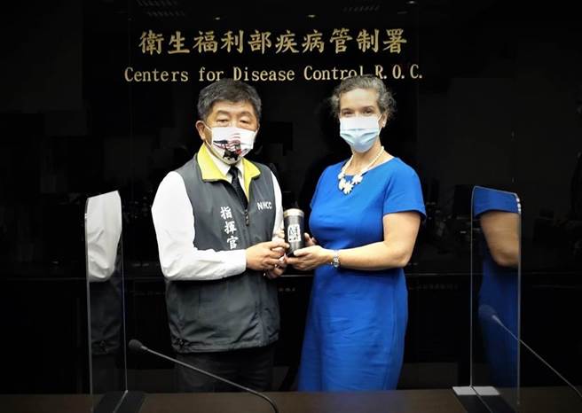 AIT处长孙晓雅昨天拜会卫福部长陈时中。（取自AIT脸书）
