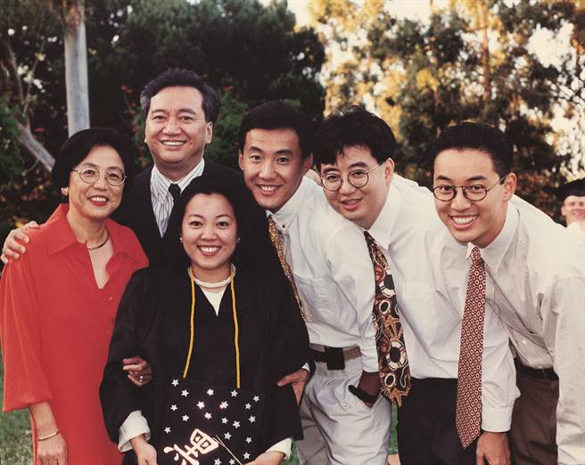 有包容力的父母，不會要求孩子成為自己的副本。(圖/《不管孩子，比管孩子還難！黑幼龍給父母的15個教養叮嚀》發光體)