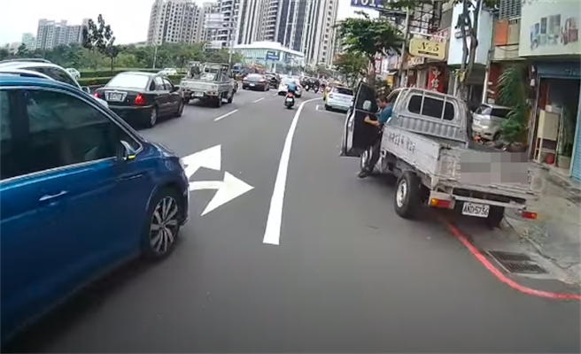 機車騎士遭到左側1輛藍色轎車突然打燈後右切，他急忙靠右行駛，右側另1輛違停的貨車這時突然打開車門，遭「雙面夾擊」。（翻攝自Youtube頻道「Wowtchout-地圖型行車影像分享平台」）