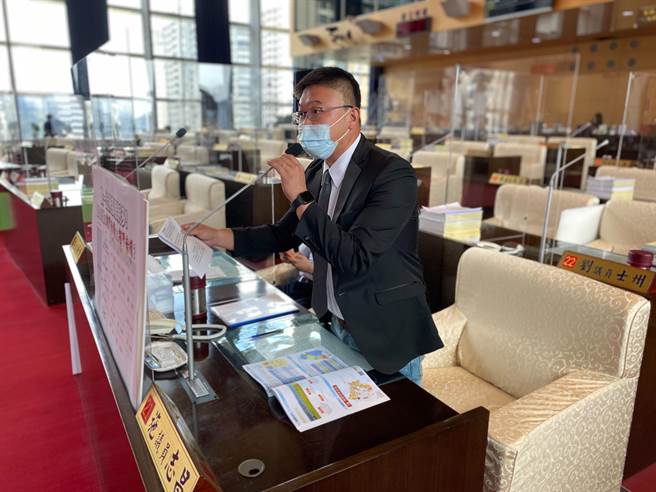 台中市议员施志昌20日在质询时针对国土计画之农业发展区划定区域，为乡亲发声。（卢金足摄）