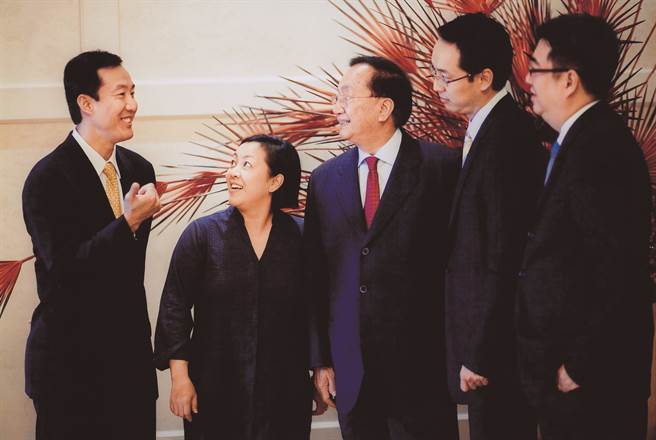 想建立深度信任感的关键因素，在于养成一种积极倾听的习惯。(图/《不管孩子，比管孩子还难！黑幼龙给父母的15个教养叮咛》发光体)