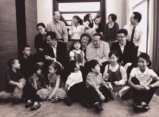 千万不要低估小孩的自律，我们不是小孩，特别是在青少年时期，他们对于手机、电玩的着迷程度，远远不是我们能想像的。(图/《不管孩子，比管孩子还难！黑幼龙给父母的15个教养叮咛》发光体)