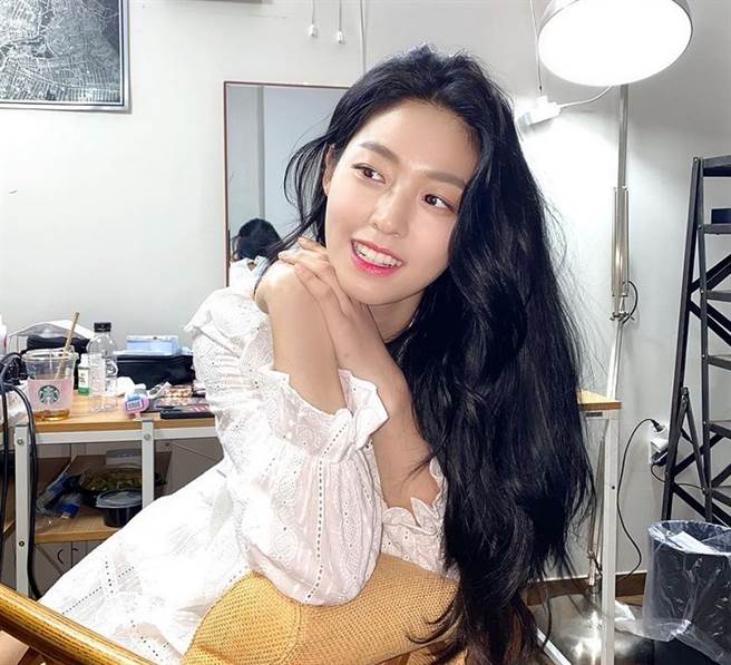 AOA成员雪炫。(图/ 摘自雪炫IG)
