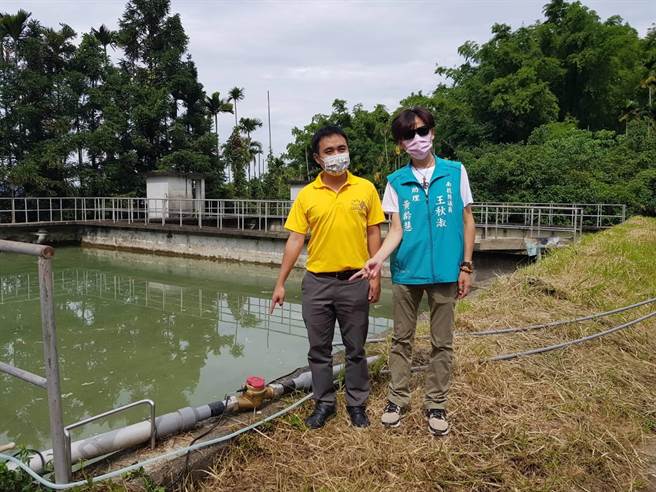 集集镇长陈纪衡（左），关心民眾用水需求。（集集镇公所提供／廖志晃南投传真）