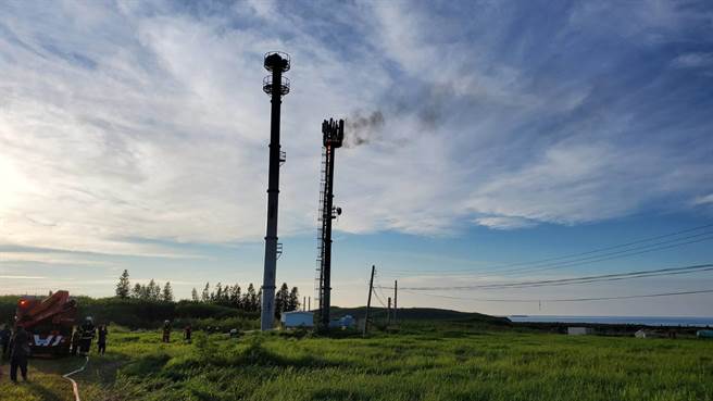 澎湖白沙乡「台湾之星」基地台电塔火灾，幸及时扑灭。（消防局提供／陈可文澎湖传真）