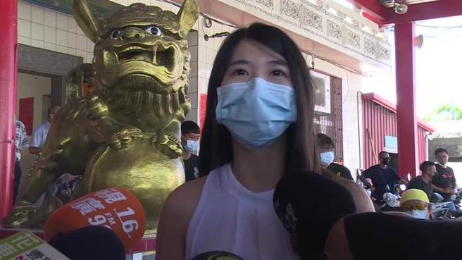 内政部现勘知本光电案，部落反对与支持开发族人到场发。声环权基金会律师黄馨雯。（蔡旻妤摄）
