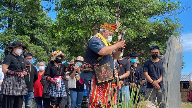 内政部现勘知本光电案，卡大地布部落主席等人向祖灵告知将有外人进入传统领域。（蔡旻妤摄）
