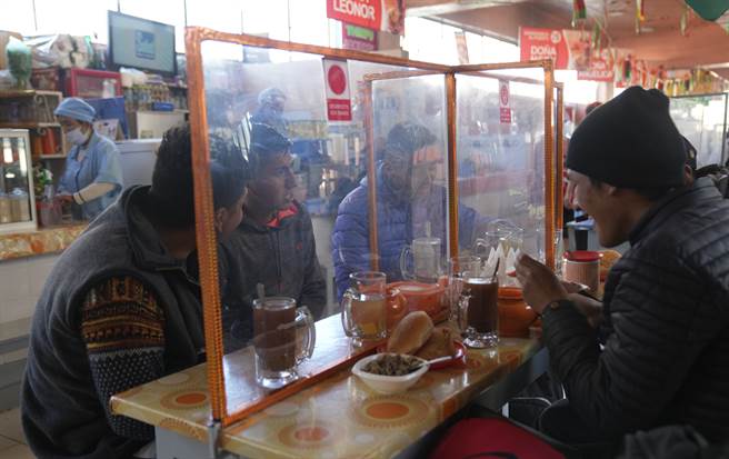 专家指出，塑胶隔板可能因阻碍正常空气流通，反而让新冠肺炎病毒更容易在室内累积与扩散。（图／美联社）