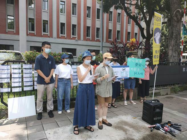 境外生權益小組今日上午前往教育部表達訴求，盼開放回台就學。(李侑珊攝)