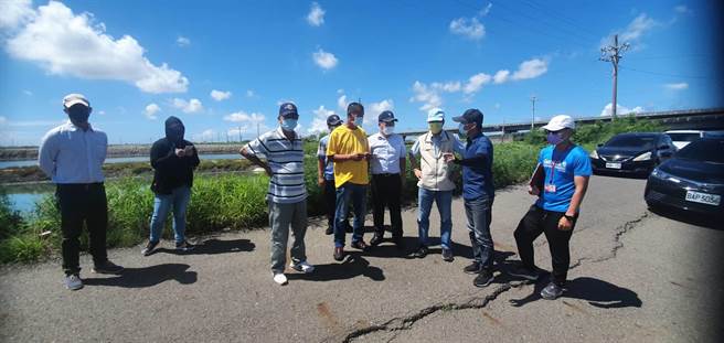 七股六成排水旁道路出现226公尺裂缝。(台南市水利局提供／刘秀芬台南传真)