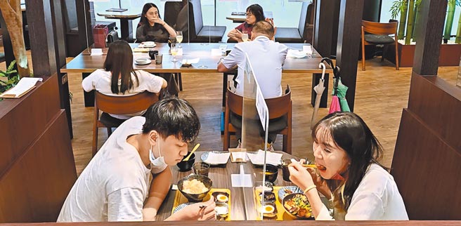 二級防疫警戒下，餐廳有條件開放內用，衛福部長陳時中19日表示，擬開放同住家人可同桌共鍋，不再使用隔板。（鄭任南攝）