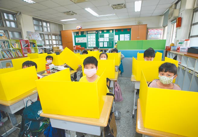 高中以下各级学校还有2周就要开学，学校连日来除准备隔板等设备，仍有部分教师还打不到疫苗，让家长和老师都相当忧心。（本报资料照片）