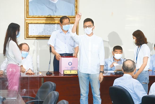 国民党中央党部19日举行候选人号次抽籤，在江启臣竞选发言人詹为元（中）代抽下，现任主席江启臣抽到1号。（杜宜谙摄）