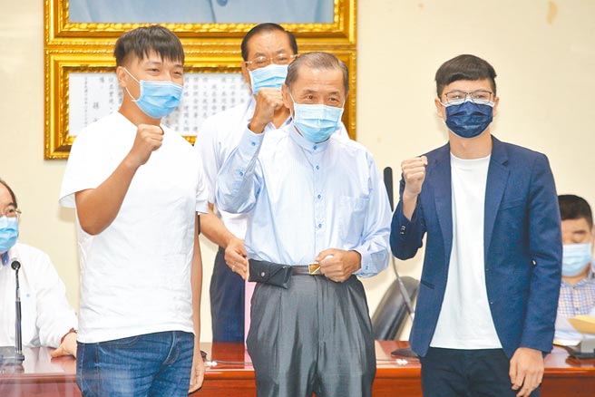 国民党中央党部19日举行候选人号次抽籤，在国民党前副秘书长江政彦（中）代抽下，前新北市长朱立伦抽到4号，朱阵营现场高喊「1234团结一致」。（杜宜谙摄）