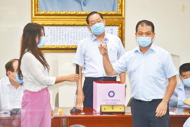 国民党中央党部19日举行候选人号次抽籤，各参选人皆未到场，派人代抽后，前彰化县县长卓伯源抽到2号。（杜宜谙摄）