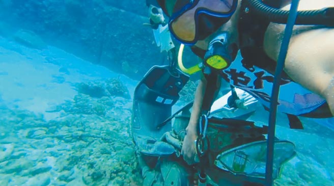 蘭嶼潛水業者19日淨海竟發現海底有機車亂入，直呼傻眼。（謝姓民眾提供／蔡旻妤台東傳真）