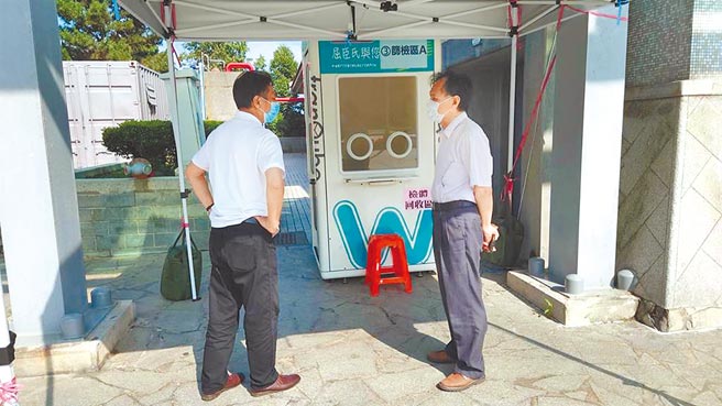 连江县疫情指挥中心表示，会持续维持入境快筛，民眾若可出具完成2剂疫苗接种后14天以上的黄卡证明，则可免入境快筛。（连江县政府提供／叶书宏新北传真）