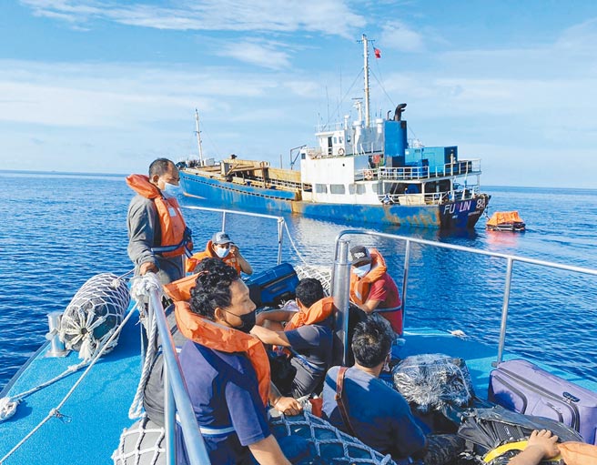 獅子山共合國「福臨88號」貨輪，19日清晨在雲林縣箔子寮外海發生船難，海巡署艦隊分署第十三海巡隊前往救援，將10名印尼籍船員救上岸後，由疾病管制署安排送往高雄市集中檢疫。（第十三海巡隊提供／呂妍庭嘉義傳真）