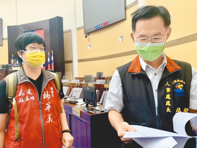 花莲县议员杨华美（左）惊爆县府多起职场霸凌，并在议会与县府人事处长吴黎明（右）沟通，希望能建立良好通报、申诉管道。（王志伟摄）