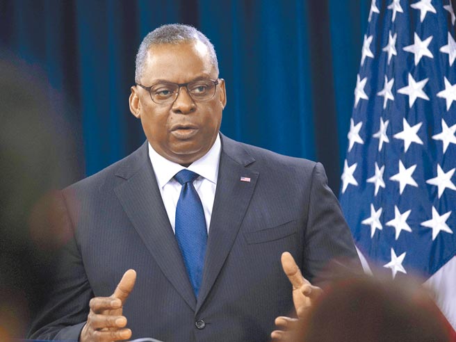 美国国防部长奥斯汀（见图）18日与参谋长联席会议主席米利在五角大厦举行记者会，向媒体说明阿富汗的情势。（摘自美国国防部）