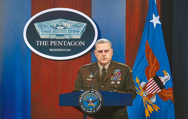 美国国防部长奥斯汀18日与参谋长联席会议主席米利（见图）在五角大厦举行记者会，向媒体说明阿富汗的情势。（摘自美国国防部）
