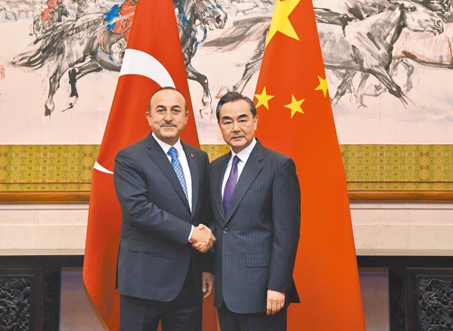 大陆国务委员兼外长王毅（右）18日与土耳其外长卡夫索格鲁（左）通话，明确表态塔利班需要与一切恐怖势力彻底切割。图为双方先前在大陆北京会谈。（中新社）