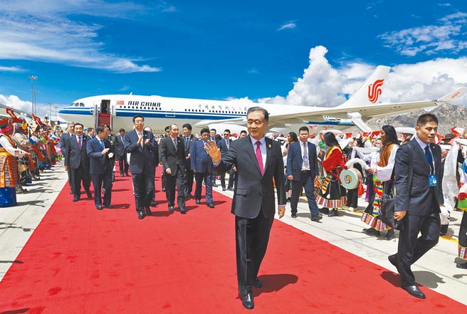 大陆「庆祝西藏和平解放70周年大会」，19日在大陆西藏自治区首府拉萨市布达拉宫广场举行。中共中央政治局常委、全国政协主席汪洋（前）以中央代表团团长身分出席活动。他在致词时强调，要筑牢中华民族共同体意识，任何外部势力都没有资格对西藏事务指手画脚。图为他18日乘专机抵达拉萨。（新华社）