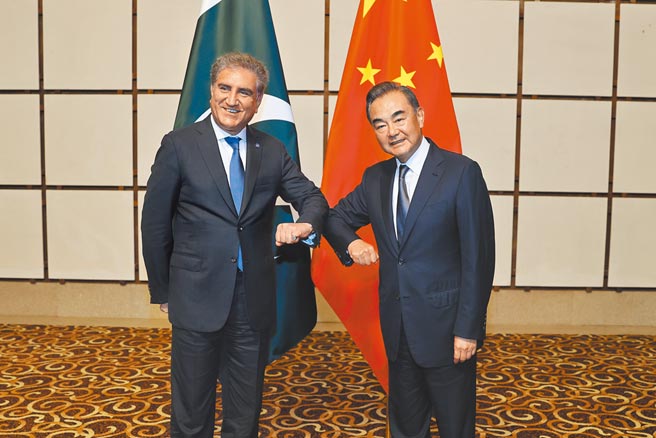 阿富汗局势动盪，北京动作频频，外长王毅（右）与巴基斯坦外长库雷希（左）等人通电，围绕打击恐怖主义等议题。图为双方先前在大陆海南保亭举行第二次中巴战略会谈。（新华社）