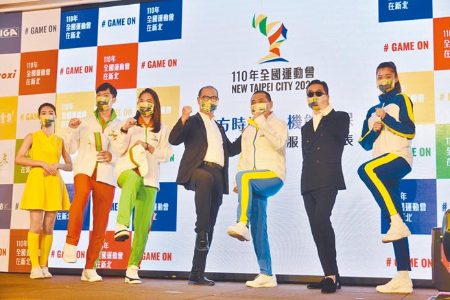 跆拳道國手羅嘉翎（右一）、籃壇一姊錢薇娟（左三）與新北市長侯友宜（右三）化身模特兒，展現專為全運會設計的服裝。（新北市新聞局提供／陳慰慈新北傳真）