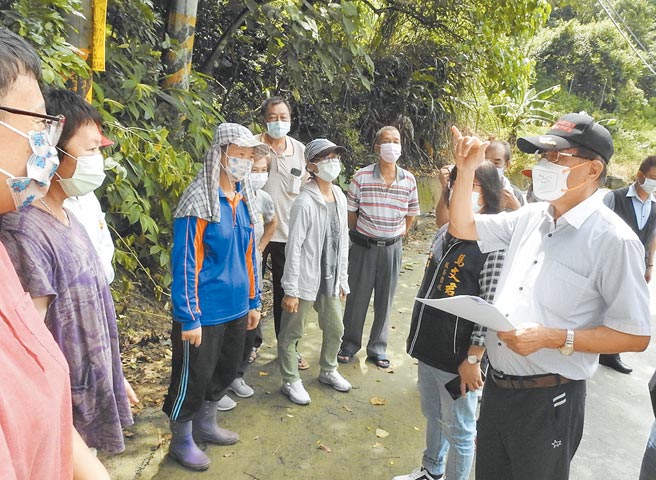 南投縣長林明溱（右），19日到中寮鄉會勘並與民眾交換意見。（南投縣政府提供／廖志晃南投傳真）