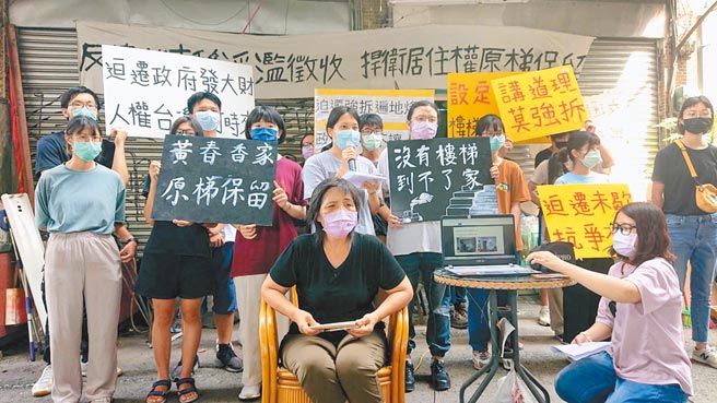 仅存户黄春香（前排左）与支持者扬言抗拆到底。（程炳璋摄）