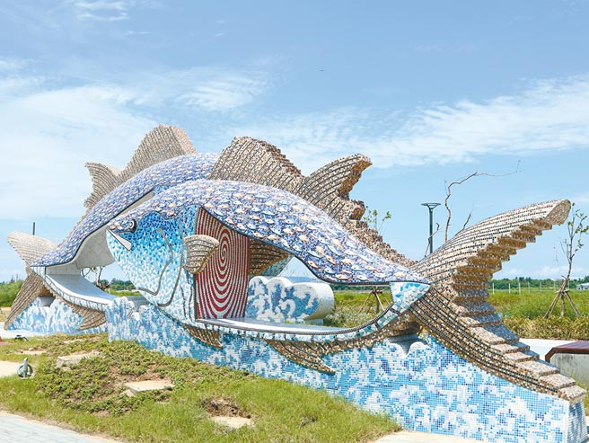 台61線馬沙溝交流道下的地景藝術近日亮相，表面鑲嵌約2300隻魚類圖像，色彩繽紛亮麗。（張毓翎攝）