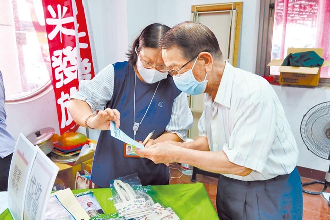 高市劳工局服务高年级长者就业及谘询情形。（高市劳工局提供／石秀华高雄传真）