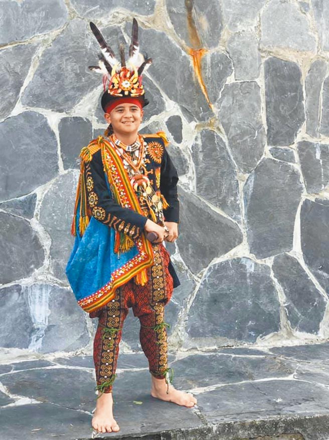 饰演《斯卡罗》「卓杞笃」的查马克‧法拉屋乐因演技精湛备受瞩目，而其儿子乐可艾‧法拉屋乐也相当优秀，今年荣获总统教育奖。（屏县府提供／谢佳潾屏东传真）