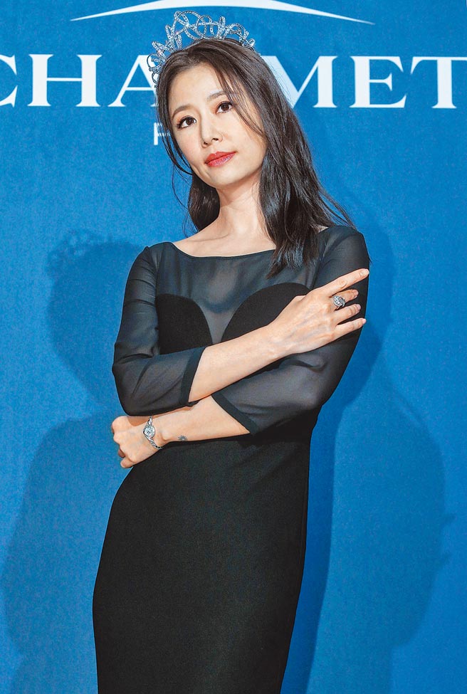 林心如佩戴CHAUMET的Torsade系列白金镶钻冠冕，不敢低头很傲娇，摇身一变从公主变女王。（粘耿豪摄）