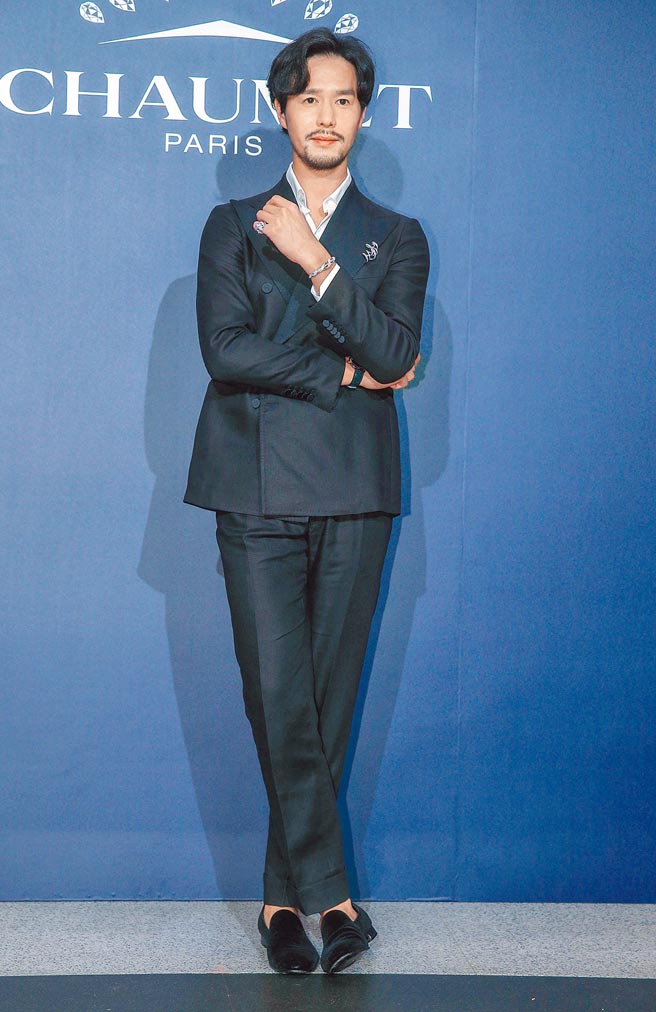 丁春诚坦承两个多月居家防疫都没刮鬍，为出席CHAUMET珠宝展才好好打理门面。（粘耿豪摄）