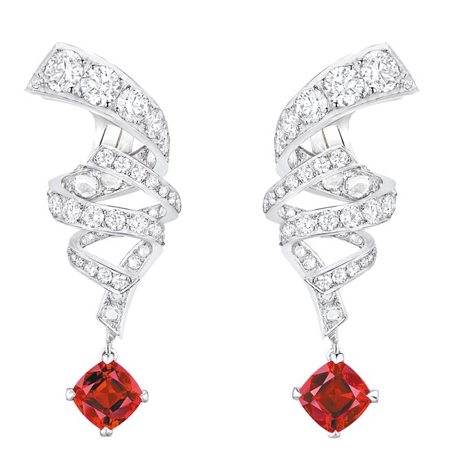 CHAUMET的Torsade de Chaumet系列红宝石镶钻耳环，约700万元。（CHAUMET提供）