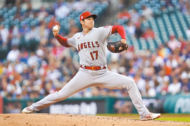 「投手大谷」对老虎缴出大联盟生涯最长的8局先发，仅失1分，拿下本季第8胜。（美联社）