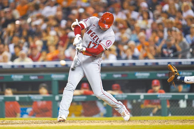 「打者大谷」在第8局敲出全垒打，成为大联盟本季首位40轰打者，也创天使左打者队史新猷。（美联社）